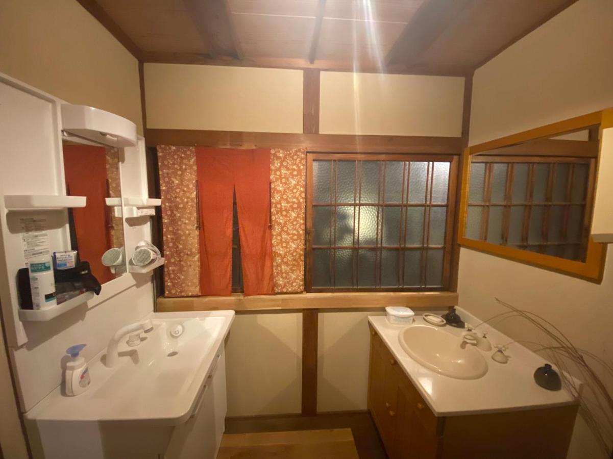 Guesthouse Omoya--全個室--囲炉裏のぬくもりと共にグループの絆を深める古民家宿でゆっくりとした時間を-6名部屋-6名部屋-8名部屋--最大20名-ペット同伴可は一室のみ- Мацуяма Екстериор снимка